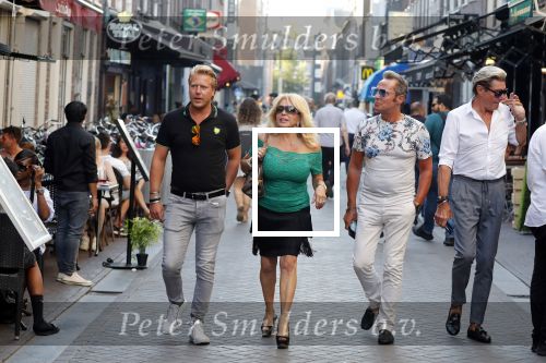 Amsterdam 3 augustus 2018
Patricia Paay en haar man Robert Hinfelaar met vrienden op het leidse plein in Amsterdam.
