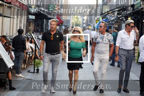 Amsterdam 3 augustus 2018
Patricia Paay en haar man Robert Hinfelaar met vrienden op het leidse plein in Amsterdam.