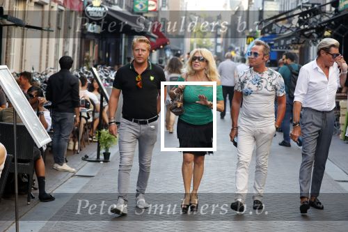 Amsterdam 3 augustus 2018
Patricia Paay en haar man Robert Hinfelaar met vrienden op het leidse plein in Amsterdam.