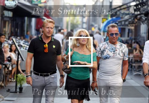 Amsterdam 3 augustus 2018
Patricia Paay en haar man Robert Hinfelaar met vrienden op het leidse plein in Amsterdam.