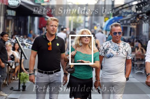 Amsterdam 3 augustus 2018
Patricia Paay en haar man Robert Hinfelaar met vrienden op het leidse plein in Amsterdam.