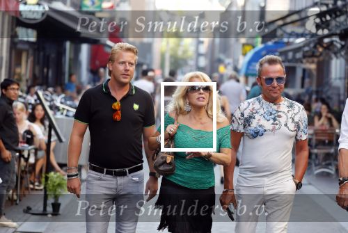Amsterdam 3 augustus 2018
Patricia Paay en haar man Robert Hinfelaar met vrienden op het leidse plein in Amsterdam.