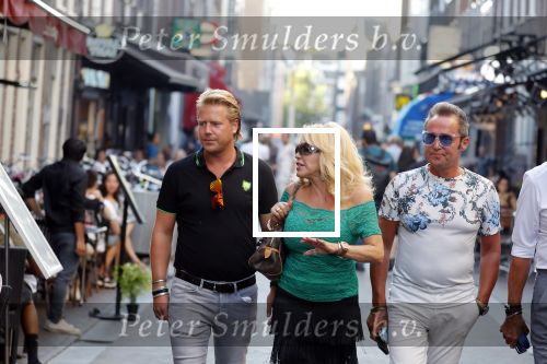 Amsterdam 3 augustus 2018
Patricia Paay en haar man Robert Hinfelaar met vrienden op het leidse plein in Amsterdam.