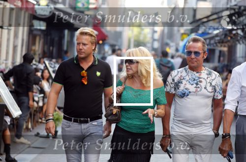 Amsterdam 3 augustus 2018
Patricia Paay en haar man Robert Hinfelaar met vrienden op het leidse plein in Amsterdam.