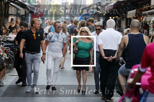 Amsterdam 3 augustus 2018
Patricia Paay en haar man Robert Hinfelaar met vrienden op het leidse plein in Amsterdam.