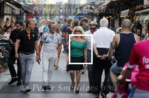 Amsterdam 3 augustus 2018
Patricia Paay en haar man Robert Hinfelaar met vrienden op het leidse plein in Amsterdam.