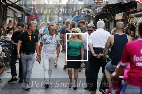 Amsterdam 3 augustus 2018
Patricia Paay en haar man Robert Hinfelaar met vrienden op het leidse plein in Amsterdam.