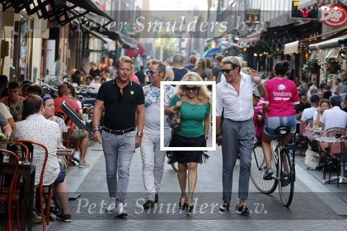 Amsterdam 3 augustus 2018
Patricia Paay en haar man Robert Hinfelaar met vrienden op het leidse plein in Amsterdam.