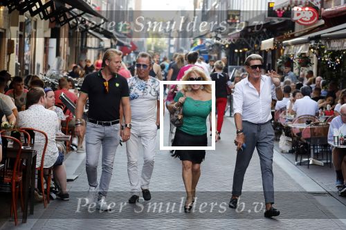 Amsterdam 3 augustus 2018
Patricia Paay en haar man Robert Hinfelaar met vrienden op het leidse plein in Amsterdam.