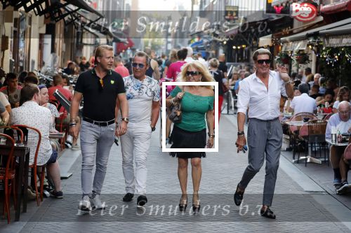 Amsterdam 3 augustus 2018
Patricia Paay en haar man Robert Hinfelaar met vrienden op het leidse plein in Amsterdam.