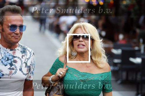 Amsterdam 3 augustus 2018
Patricia Paay en haar man Robert Hinfelaar met vrienden op het leidse plein in Amsterdam.