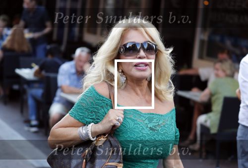 Amsterdam 3 augustus 2018
Patricia Paay en haar man Robert Hinfelaar met vrienden op het leidse plein in Amsterdam.