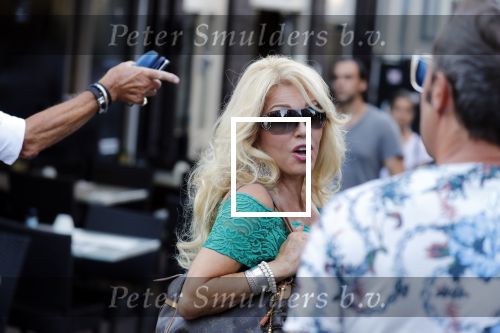 Amsterdam 3 augustus 2018
Patricia Paay en haar man Robert Hinfelaar met vrienden op het leidse plein in Amsterdam.