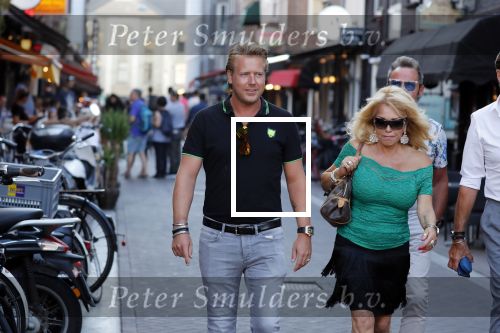 Amsterdam 3 augustus 2018
Patricia Paay en haar man Robert Hinfelaar met vrienden op het leidse plein in Amsterdam.