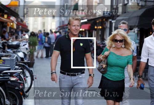 Amsterdam 3 augustus 2018
Patricia Paay en haar man Robert Hinfelaar met vrienden op het leidse plein in Amsterdam.