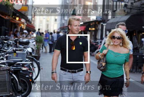 Amsterdam 3 augustus 2018
Patricia Paay en haar man Robert Hinfelaar met vrienden op het leidse plein in Amsterdam.