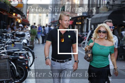 Amsterdam 3 augustus 2018
Patricia Paay en haar man Robert Hinfelaar met vrienden op het leidse plein in Amsterdam.