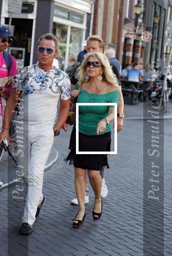 Amsterdam 3 augustus 2018
Patricia Paay en haar man Robert Hinfelaar met vrienden op het leidse plein in Amsterdam.