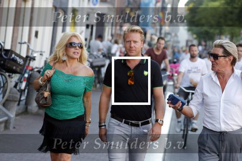 Amsterdam 3 augustus 2018
Patricia Paay en haar man Robert Hinfelaar met vrienden op het leidse plein in Amsterdam.