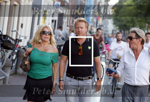 Amsterdam 3 augustus 2018
Patricia Paay en haar man Robert Hinfelaar met vrienden op het leidse plein in Amsterdam.