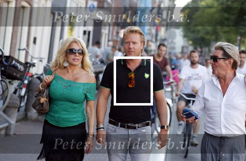 Amsterdam 3 augustus 2018
Patricia Paay en haar man Robert Hinfelaar met vrienden op het leidse plein in Amsterdam.