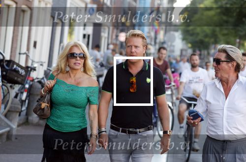 Amsterdam 3 augustus 2018
Patricia Paay en haar man Robert Hinfelaar met vrienden op het leidse plein in Amsterdam.
