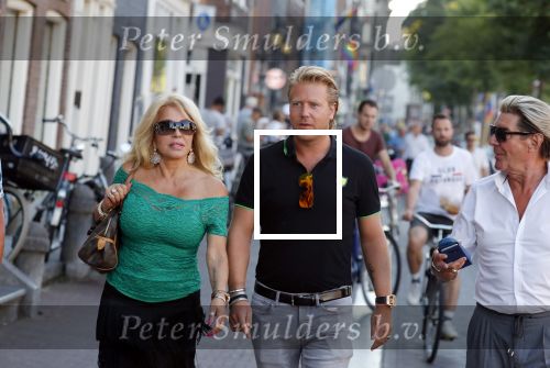 Amsterdam 3 augustus 2018
Patricia Paay en haar man Robert Hinfelaar met vrienden op het leidse plein in Amsterdam.
