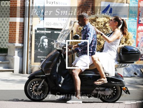 Amsterdam 3 augustus 2018
Quinty Trustfull en haar man Orlando gaan op de scooter naar de notaris.