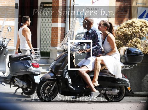 Amsterdam 3 augustus 2018
Quinty Trustfull en haar man Orlando gaan op de scooter naar de notaris.