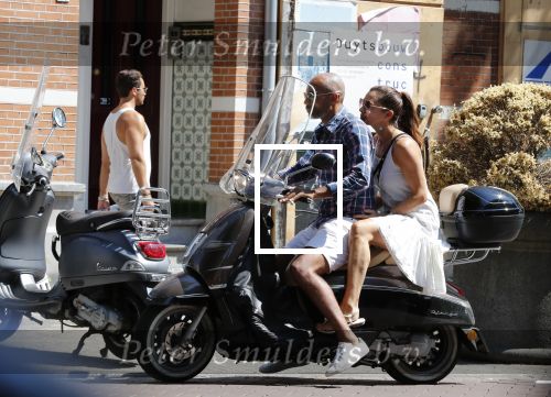 Amsterdam 3 augustus 2018
Quinty Trustfull en haar man Orlando gaan op de scooter naar de notaris.