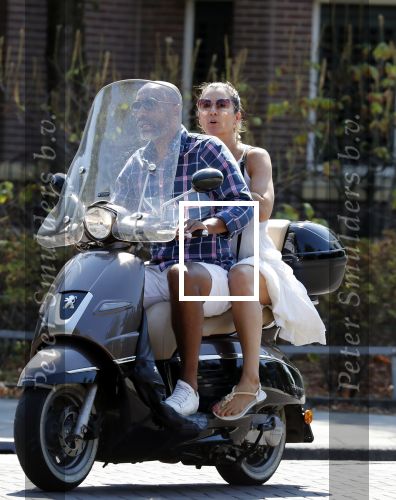 Amsterdam 3 augustus 2018
Quinty Trustfull en haar man Orlando gaan op de scooter naar de notaris.