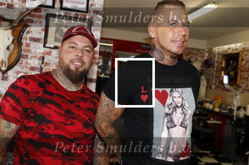 Eindhoven 28 augustus 2018
Rolf Tangel laat bij Dannyâ€™s tattooshop in Eindhoven zijn Barbie Samantha tatoos weghalen.