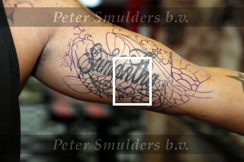 Eindhoven 28 augustus 2018
Rolf Tangel laat bij Dannyâ€™s tattooshop in Eindhoven zijn Barbie Samantha tatoos weghalen.