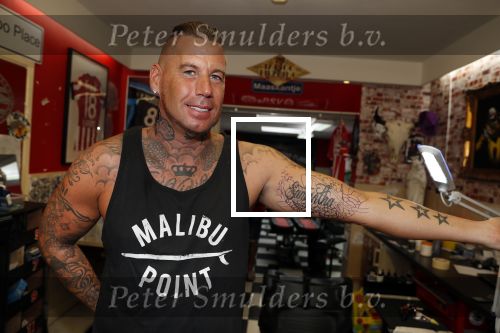 Eindhoven 28 augustus 2018
Rolf Tangel laat bij Dannyâ€™s tattooshop in Eindhoven zijn Barbie Samantha tatoos weghalen.