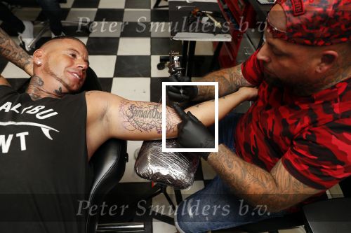 Eindhoven 28 augustus 2018
Rolf Tangel laat bij Dannyâ€™s tattooshop in Eindhoven zijn Barbie Samantha tatoos weghalen.