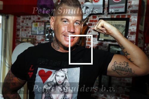 Eindhoven 28 augustus 2018
Rolf Tangel laat bij Dannyâ€™s tattooshop in Eindhoven zijn Barbie Samantha tatoos weghalen.