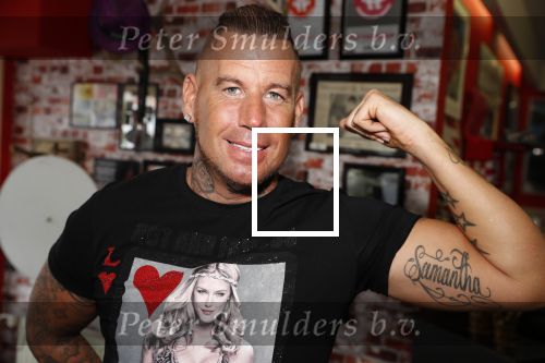 Eindhoven 28 augustus 2018
Rolf Tangel laat bij Dannyâ€™s tattooshop in Eindhoven zijn Barbie Samantha tatoos weghalen.