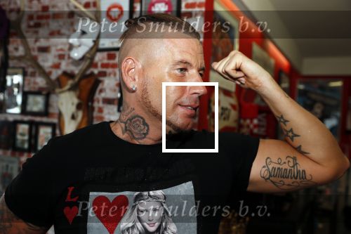 Eindhoven 28 augustus 2018
Rolf Tangel laat bij Dannyâ€™s tattooshop in Eindhoven zijn Barbie Samantha tatoos weghalen.