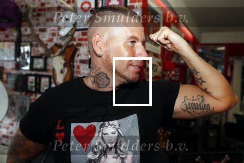 Eindhoven 28 augustus 2018
Rolf Tangel laat bij Dannyâ€™s tattooshop in Eindhoven zijn Barbie Samantha tatoos weghalen.