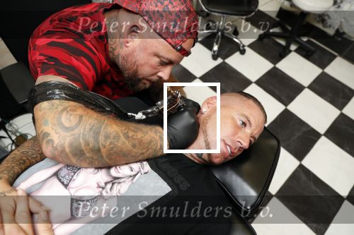 Eindhoven 28 augustus 2018
Rolf Tangel laat bij Dannyâ€™s tattooshop in Eindhoven zijn Barbie Samantha tatoos weghalen.