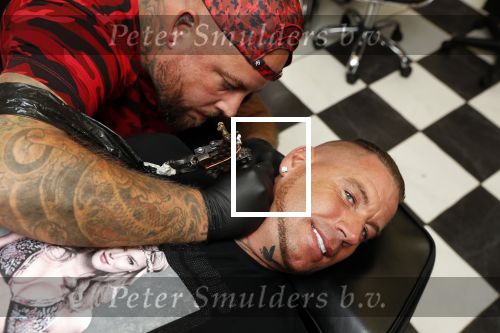 Eindhoven 28 augustus 2018
Rolf Tangel laat bij Dannyâ€™s tattooshop in Eindhoven zijn Barbie Samantha tatoos weghalen.