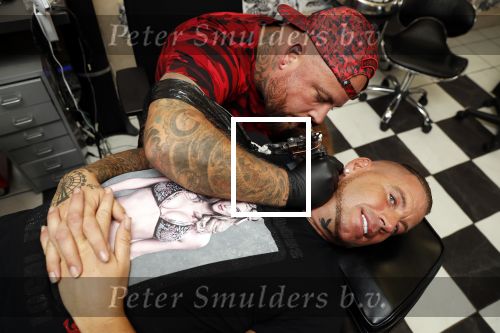 Eindhoven 28 augustus 2018
Rolf Tangel laat bij Dannyâ€™s tattooshop in Eindhoven zijn Barbie Samantha tatoos weghalen.