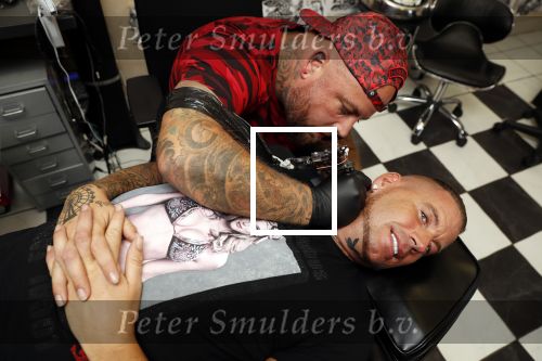 Eindhoven 28 augustus 2018
Rolf Tangel laat bij Dannyâ€™s tattooshop in Eindhoven zijn Barbie Samantha tatoos weghalen.