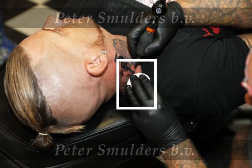 Eindhoven 28 augustus 2018
Rolf Tangel laat bij Dannyâ€™s tattooshop in Eindhoven zijn Barbie Samantha tatoos weghalen.