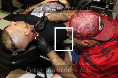 Eindhoven 28 augustus 2018
Rolf Tangel laat bij Dannyâ€™s tattooshop in Eindhoven zijn Barbie Samantha tatoos weghalen.
