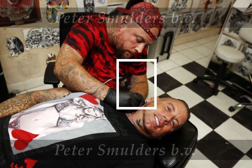 Eindhoven 28 augustus 2018
Rolf Tangel laat bij Dannyâ€™s tattooshop in Eindhoven zijn Barbie Samantha tatoos weghalen.