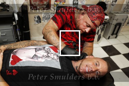 Eindhoven 28 augustus 2018
Rolf Tangel laat bij Dannyâ€™s tattooshop in Eindhoven zijn Barbie Samantha tatoos weghalen.