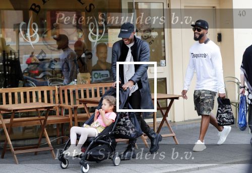 Amsterdam 9 september 2018
Sunnery James met zijn kinderen en een vriend op straat.