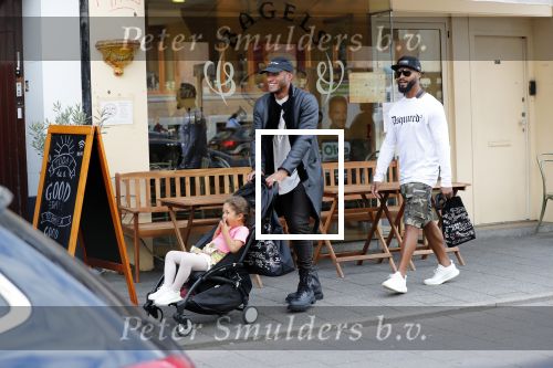 Amsterdam 9 september 2018
Sunnery James met zijn kinderen en een vriend op straat.