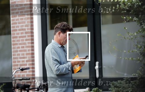 Amsterdam 2 september 2018
Twan Huys met mobiel op straat.